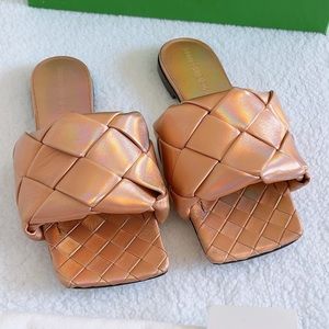 Authentic Bottega Veneta Lido maxi intrecciato Metallic Leather Flat Sandals